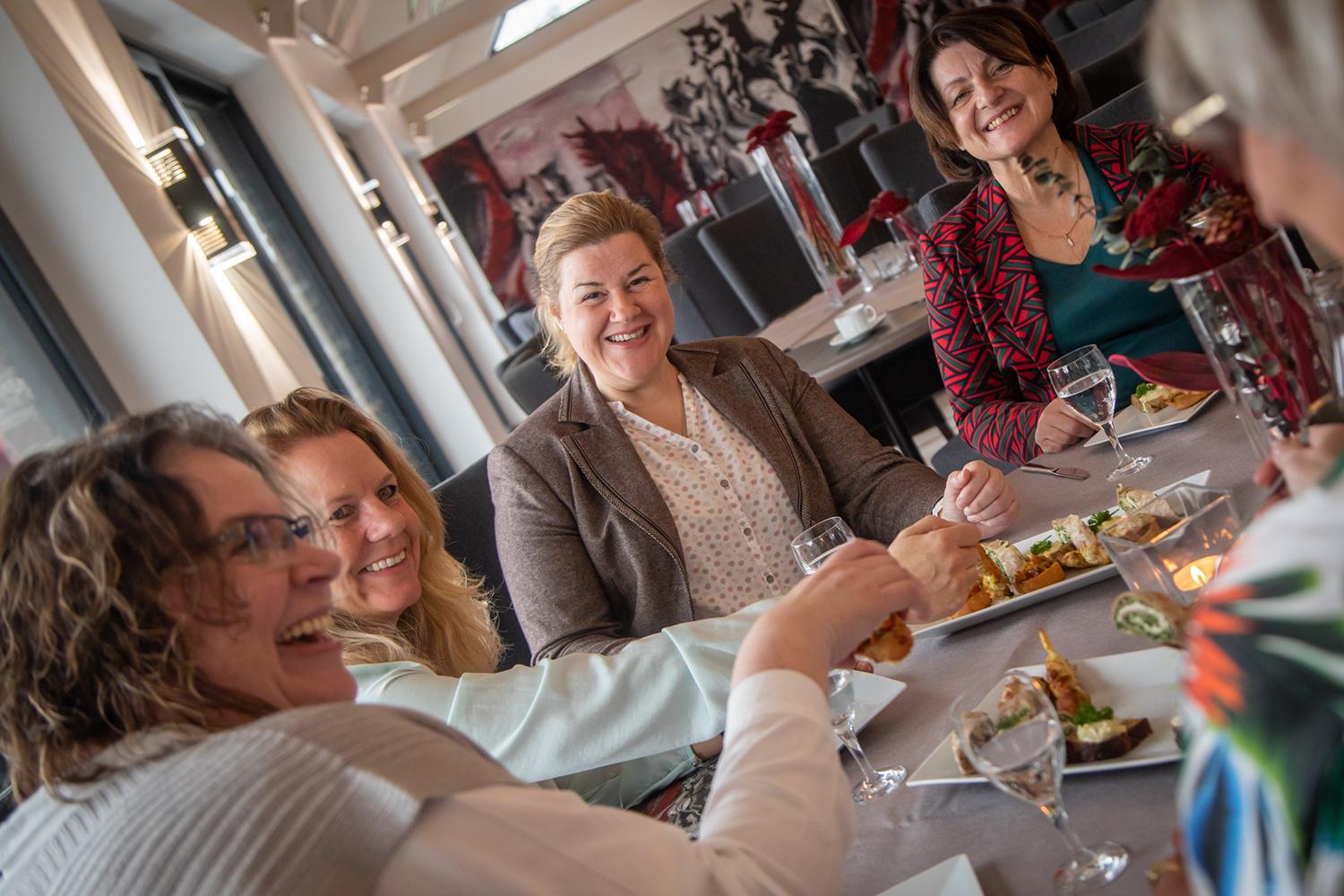 Frauen beim Abendessen in einem Outdoorrestaurant
