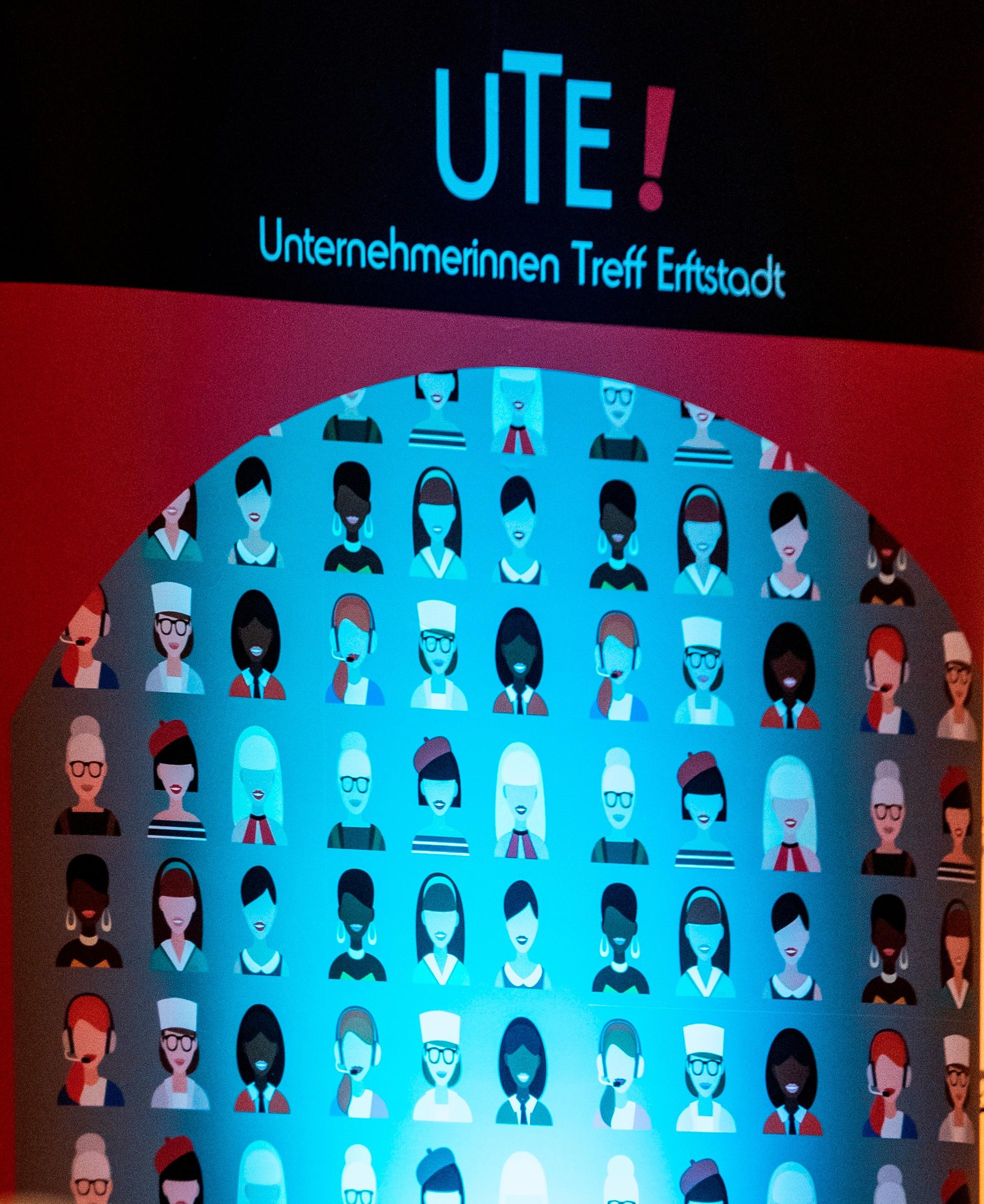 eine Frau spricht in ein Mikrophon