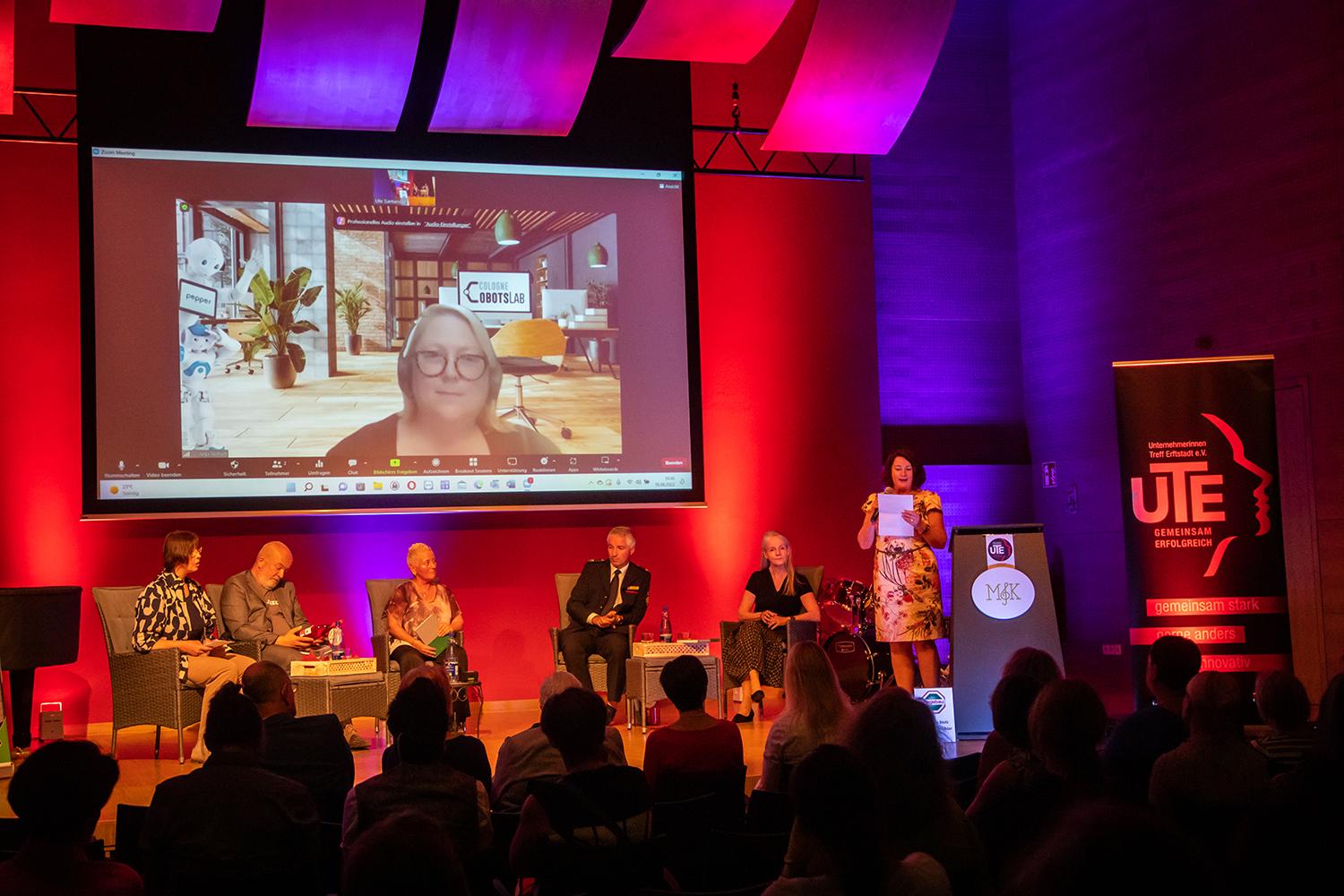 ein Podium mit Speakern und einer bunten Beleuchtung
